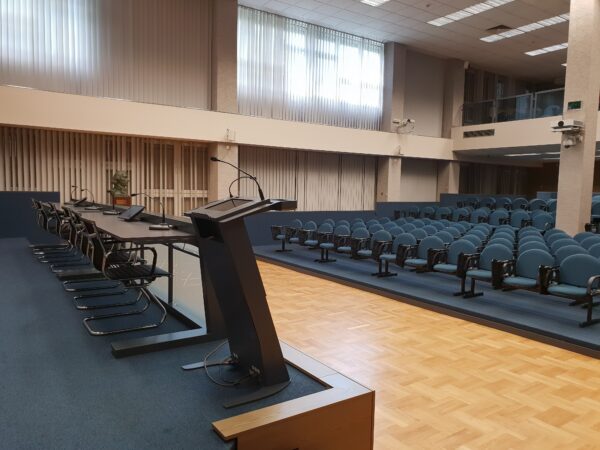 W Centrum Konferencyjnym Uniwersytetu Rolniczego w Krakowie znajduje się sprzęt konferencyjny firmy Awarts – mównica oraz stoły prezydialne